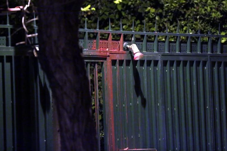 Με… λεωφορείο ο Ρουβίκωνας στο τουρκικό προξενείο! Καρέ καρέ η καταδρομική επίθεση